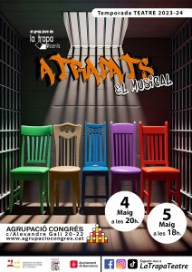 cartell d'Atrapats, el musical, conjunt de cadires de colors dins d'una cel·la d'una presó.