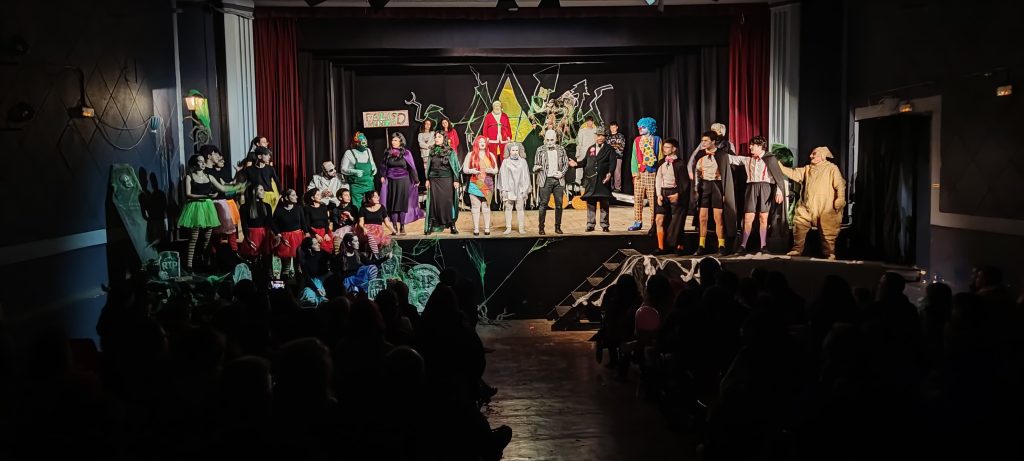 Tots els grups de La Trapa Teatre representant Pesadilla en Navidad
